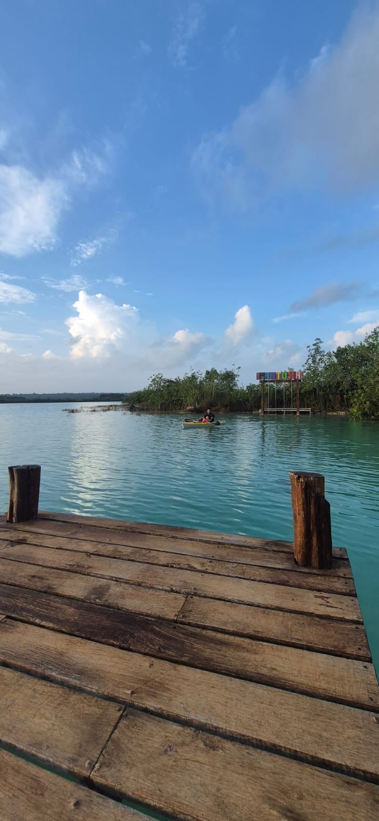 Laguna de Bacalar y letrero de Panto-ha donde llega el agua